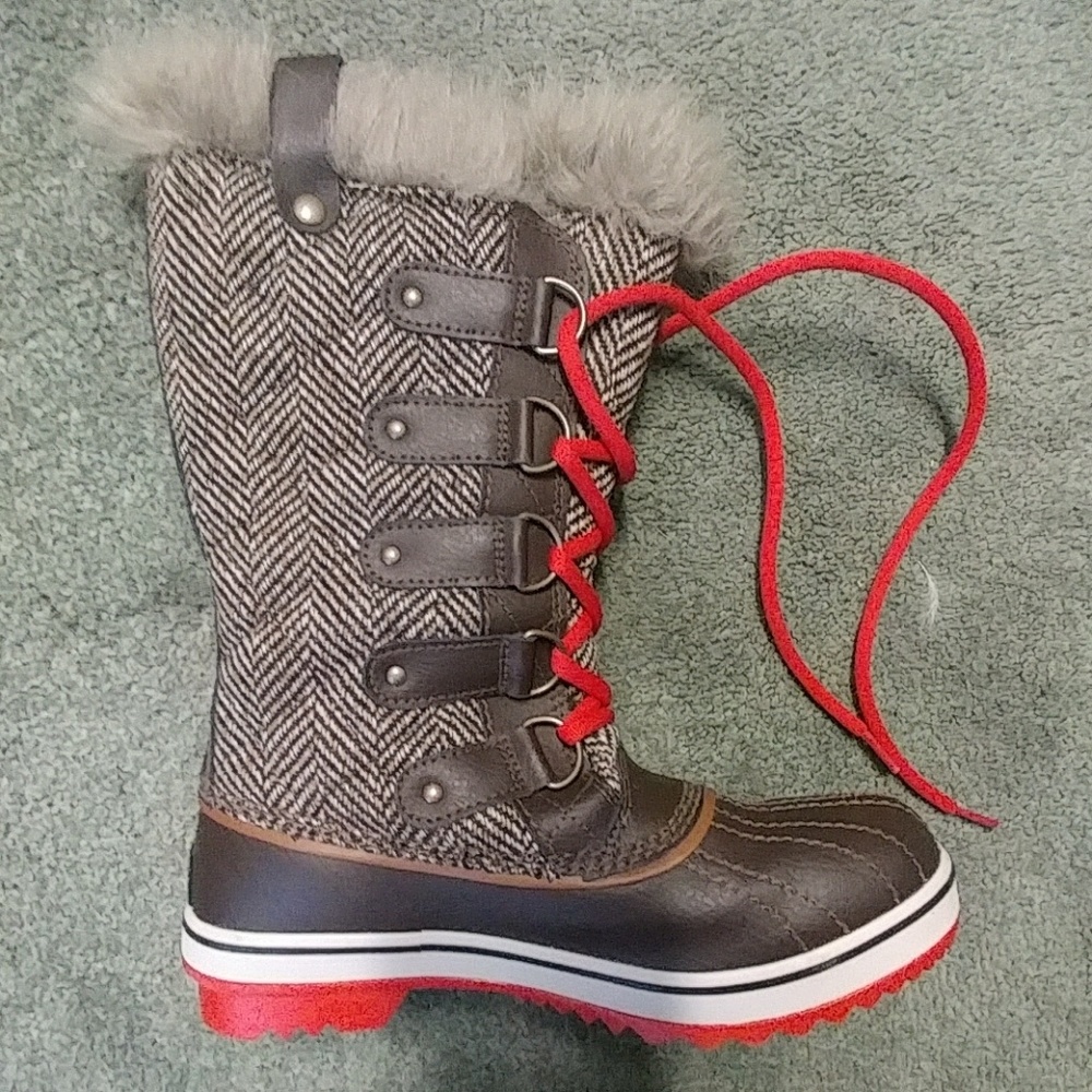 🆕Sorel boots with orange laces and sole